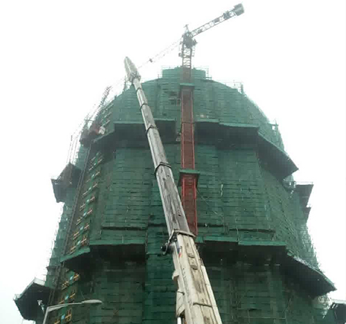 金寨吊车在工地上作业